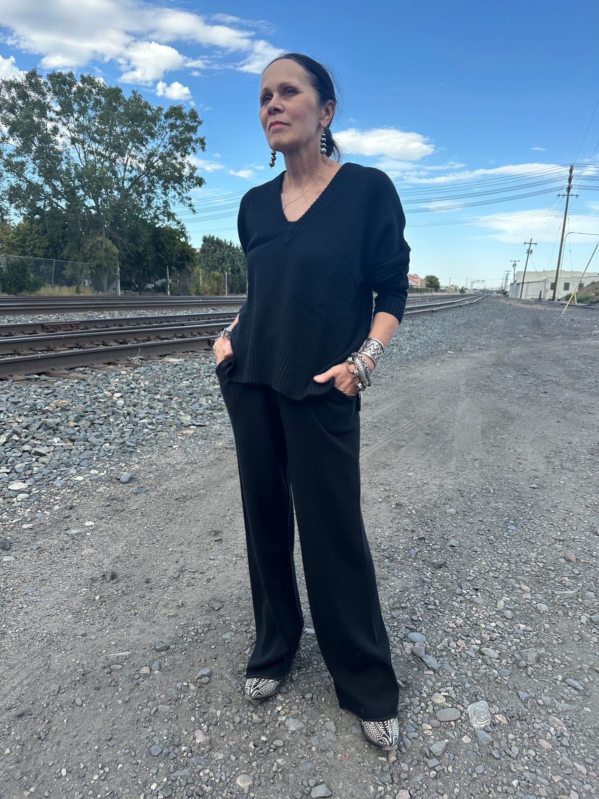 Black Cashmere V-Neck Sweater - 116R1B