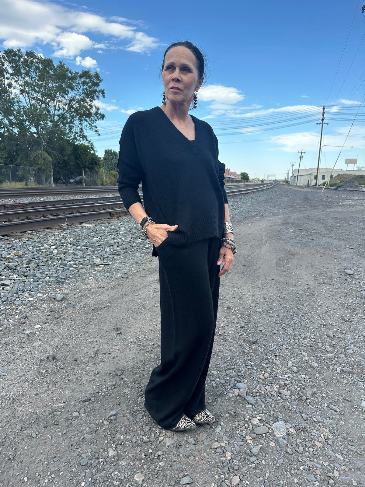 Black Cashmere V-Neck Sweater - 116R1B