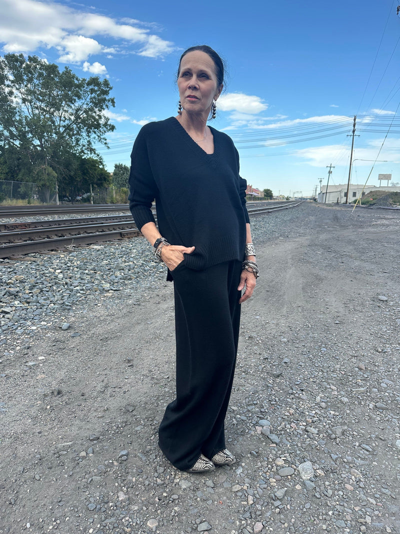 Black Cashmere V-Neck Sweater - 116R1B