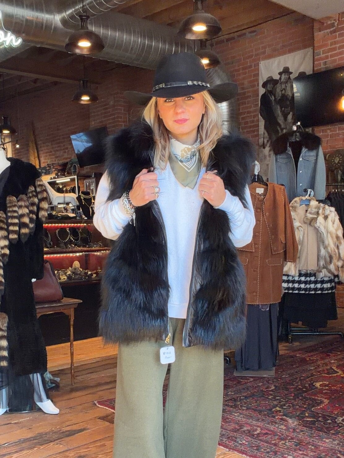 Black Fox/Down Hooded Vest - VTMK1