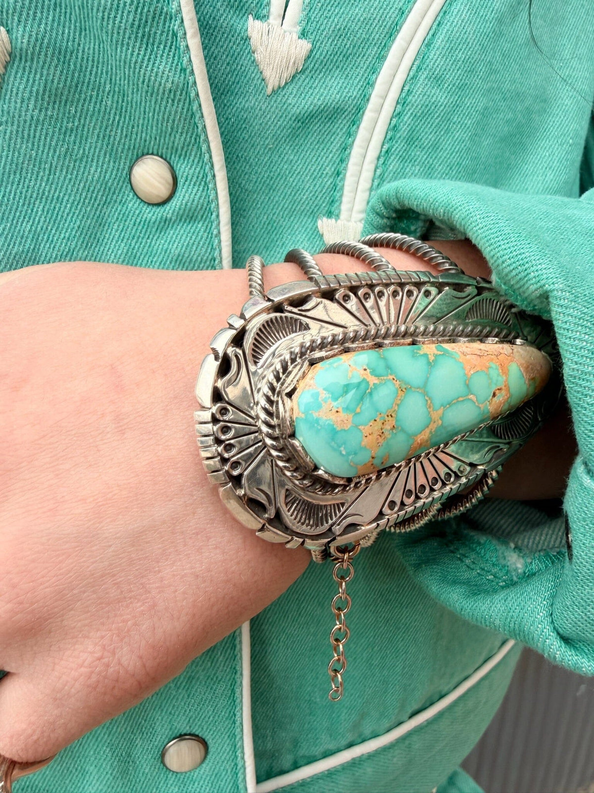 One Stone Turquoise & Sterling Cuff - CAZ60
